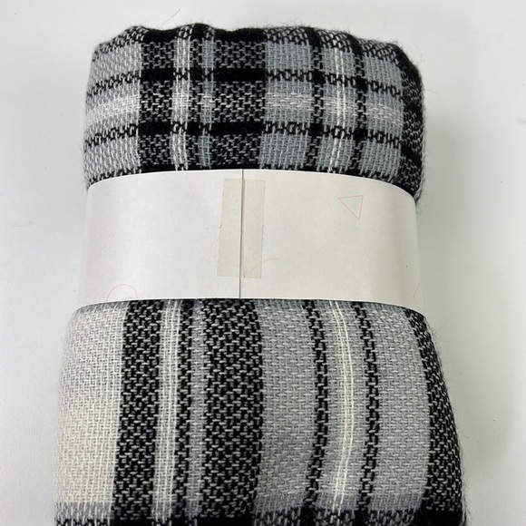 Nwt Modcloth Black & White Oversized Plaid Blanket Scarf with Fringe Hem - Picture 3 of 4